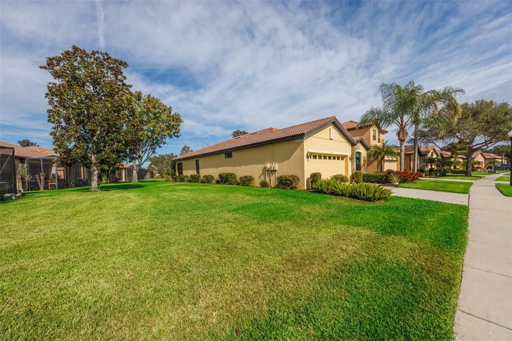 For Sale: $399,000 (2 beds, 2 baths, 1933 Square Feet)