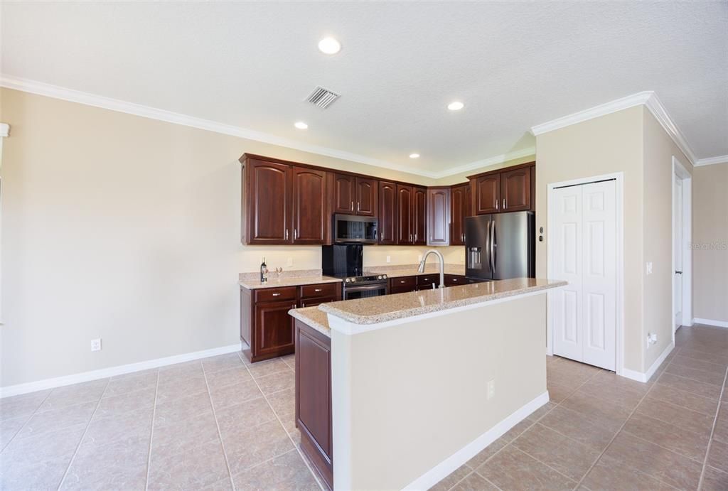 For Sale: $399,000 (2 beds, 2 baths, 1933 Square Feet)