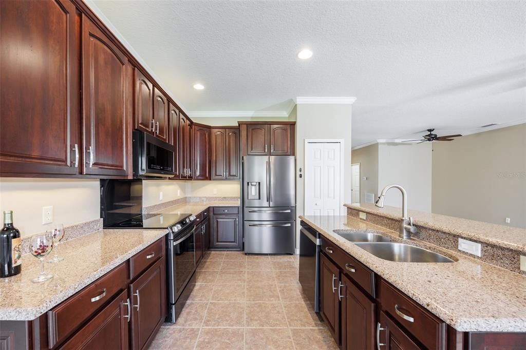 For Sale: $399,000 (2 beds, 2 baths, 1933 Square Feet)