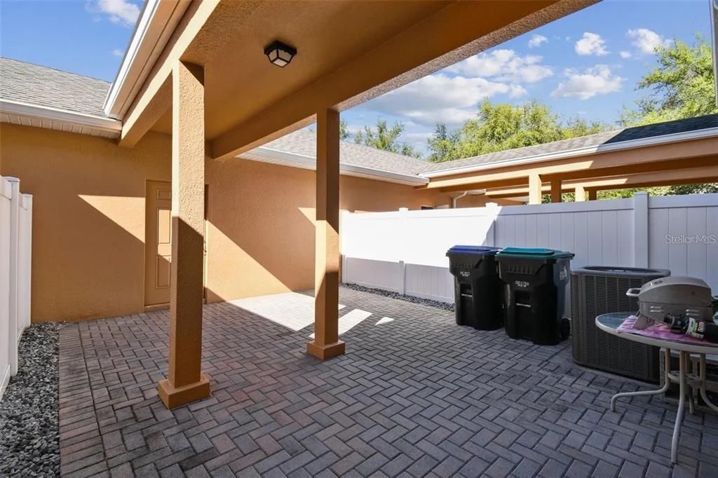 For Sale: $349,990 (2 beds, 2 baths, 1076 Square Feet)