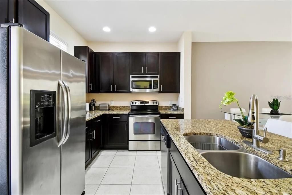 For Sale: $349,990 (2 beds, 2 baths, 1076 Square Feet)