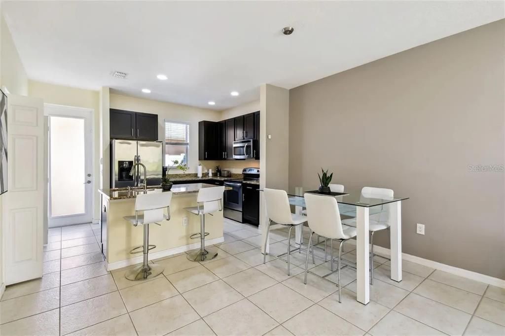 For Sale: $349,990 (2 beds, 2 baths, 1076 Square Feet)