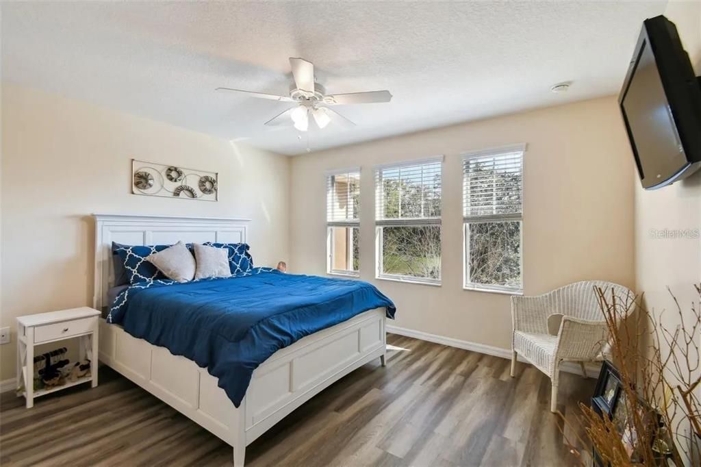 For Sale: $349,990 (2 beds, 2 baths, 1076 Square Feet)