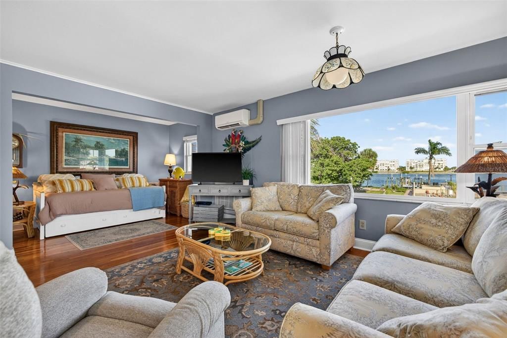 待售: $439,000 (2 贝兹, 1 浴室, 975 平方英尺)