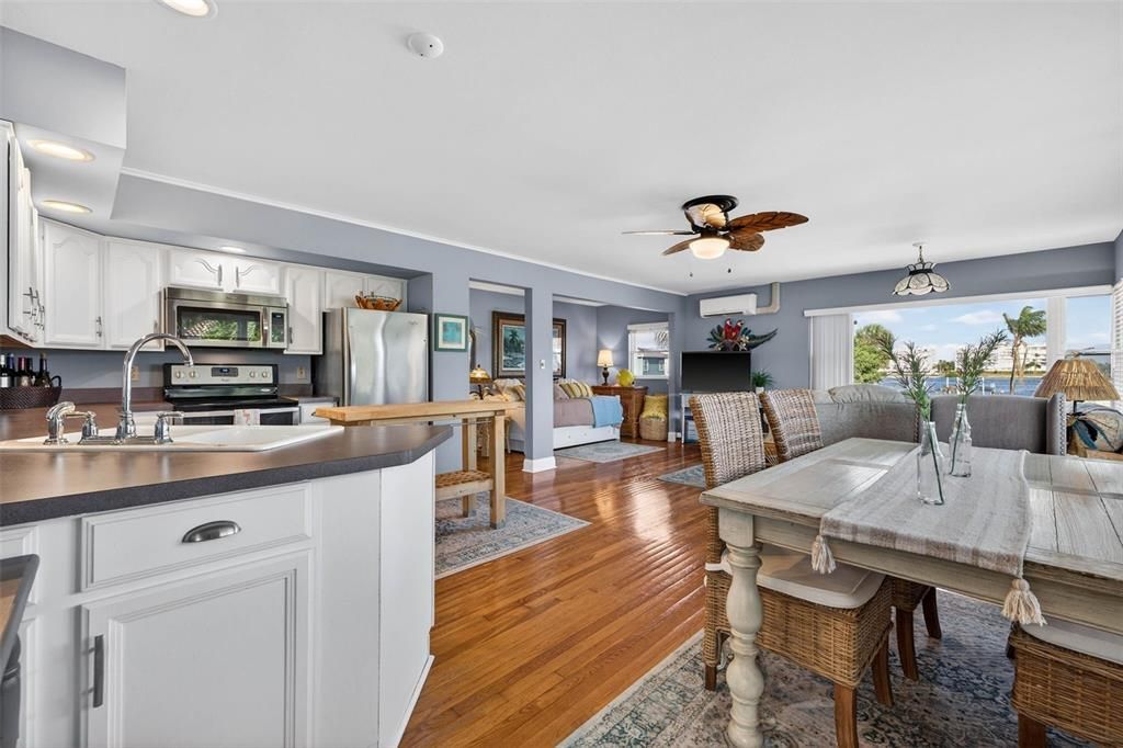 待售: $439,000 (2 贝兹, 1 浴室, 975 平方英尺)