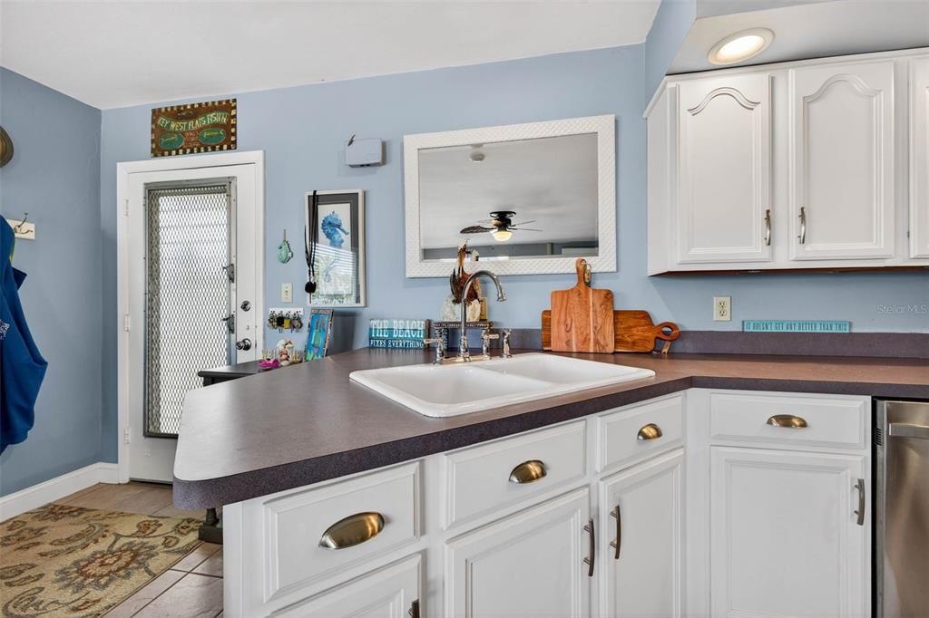 待售: $439,000 (2 贝兹, 1 浴室, 975 平方英尺)