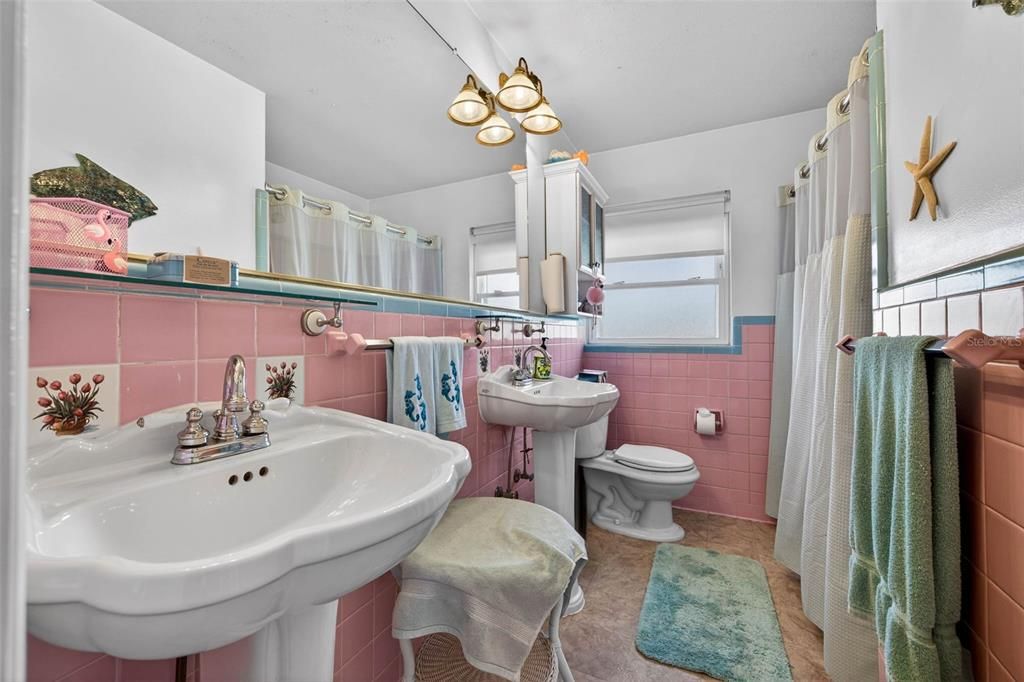 待售: $439,000 (2 贝兹, 1 浴室, 975 平方英尺)