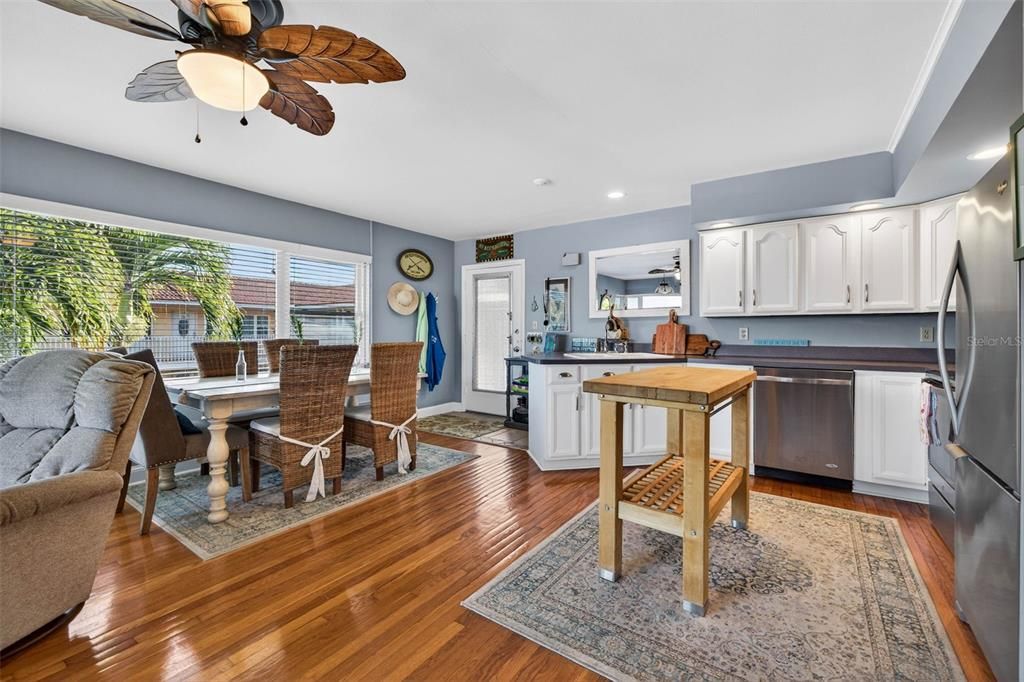 待售: $439,000 (2 贝兹, 1 浴室, 975 平方英尺)