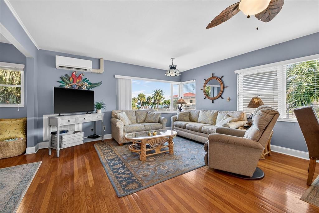 待售: $439,000 (2 贝兹, 1 浴室, 975 平方英尺)