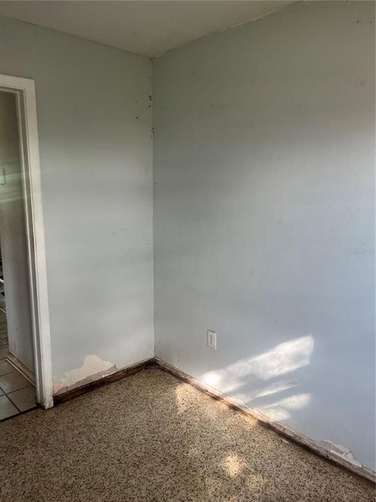 For Sale: $150,000 (3 beds, 1 baths, 910 Square Feet)