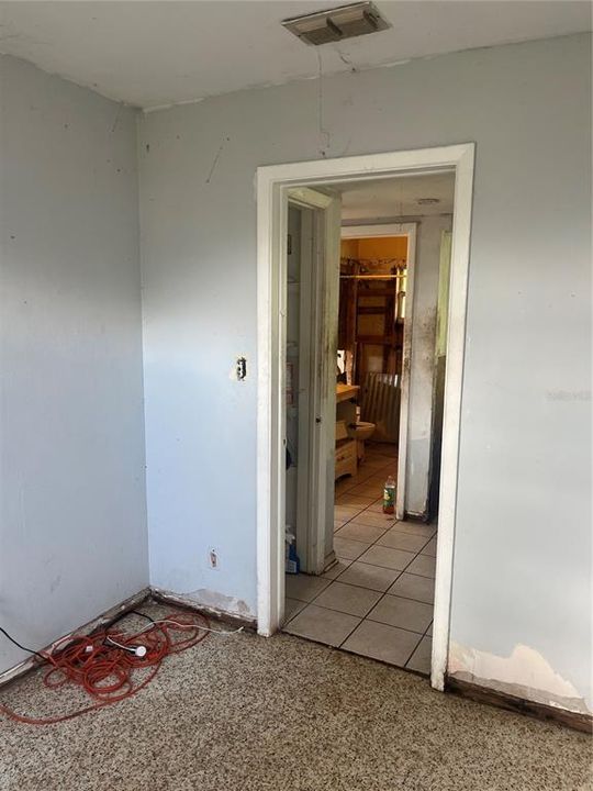 For Sale: $150,000 (3 beds, 1 baths, 910 Square Feet)