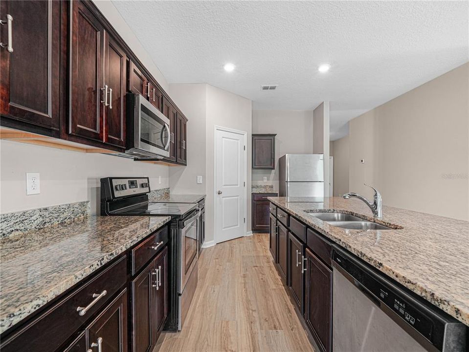 En Venta: $275,000 (4 camas, 2 baños, 1929 Pies cuadrados)