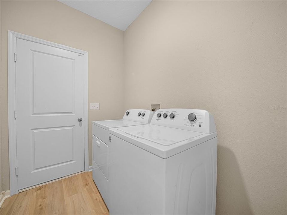 En Venta: $275,000 (4 camas, 2 baños, 1929 Pies cuadrados)