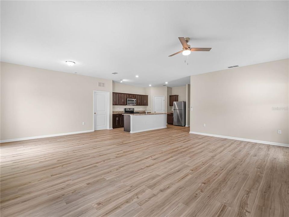 En Venta: $275,000 (4 camas, 2 baños, 1929 Pies cuadrados)