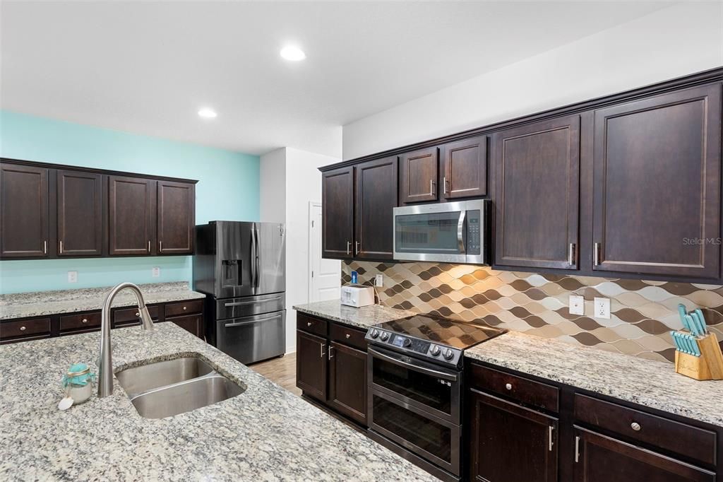 For Sale: $285,000 (4 beds, 2 baths, 1999 Square Feet)