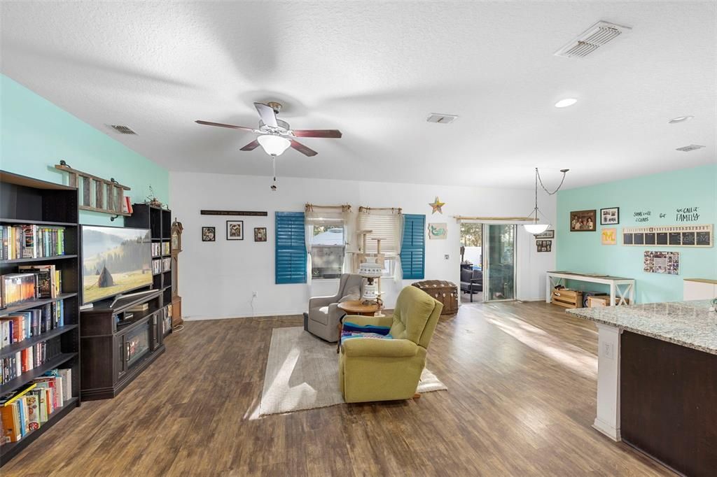 For Sale: $285,000 (4 beds, 2 baths, 1999 Square Feet)