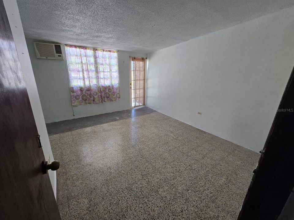 合同活跃: $155,000 (3 贝兹, 1 浴室, 1190 平方英尺)