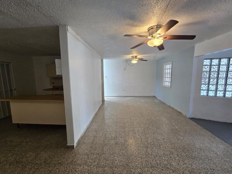 合同活跃: $155,000 (3 贝兹, 1 浴室, 1190 平方英尺)