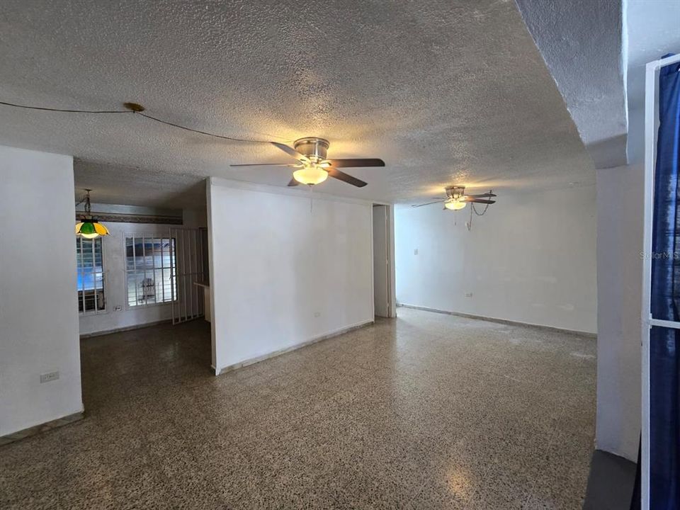 合同活跃: $155,000 (3 贝兹, 1 浴室, 1190 平方英尺)