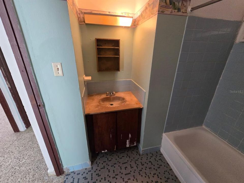 合同活跃: $155,000 (3 贝兹, 1 浴室, 1190 平方英尺)