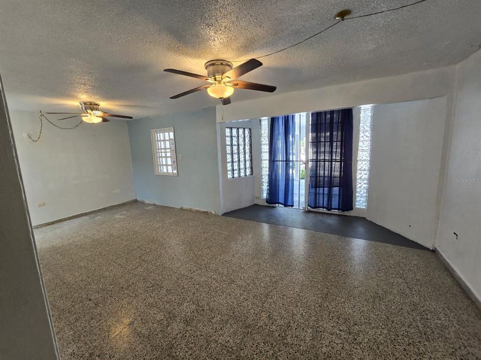 合同活跃: $155,000 (3 贝兹, 1 浴室, 1190 平方英尺)