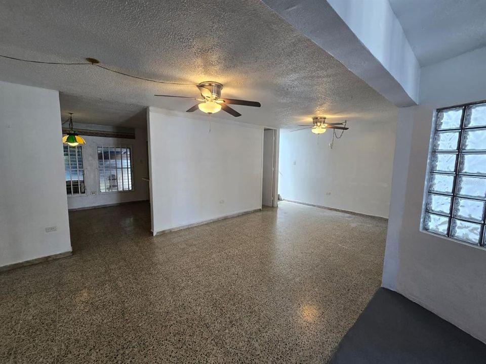 合同活跃: $155,000 (3 贝兹, 1 浴室, 1190 平方英尺)