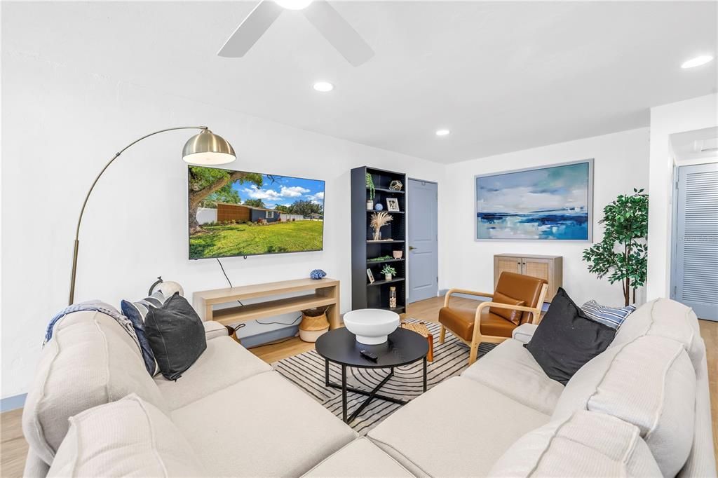 For Rent: $2,950 (3 beds, 1 baths, 960 Square Feet)