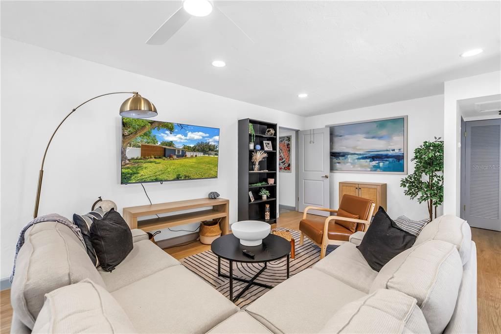 For Rent: $2,950 (3 beds, 1 baths, 960 Square Feet)