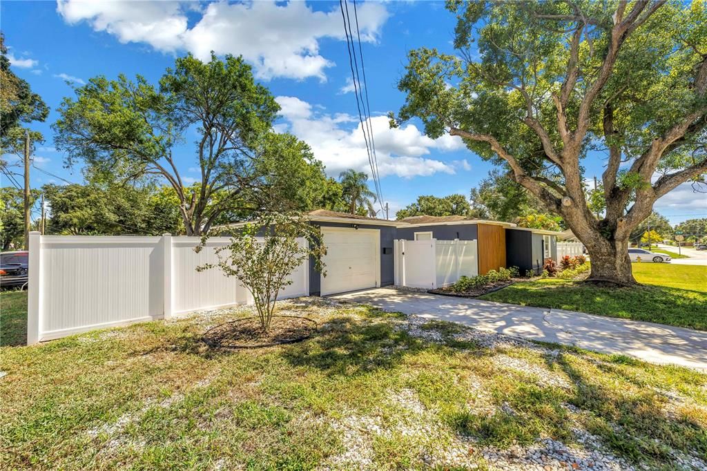 For Rent: $2,950 (3 beds, 1 baths, 960 Square Feet)