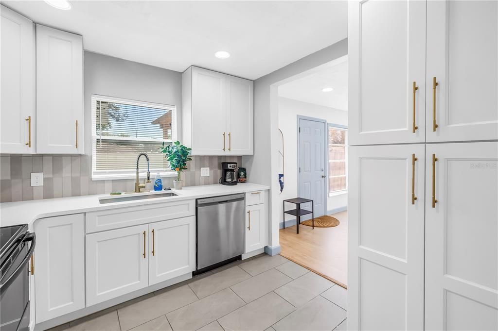 For Rent: $2,950 (3 beds, 1 baths, 960 Square Feet)