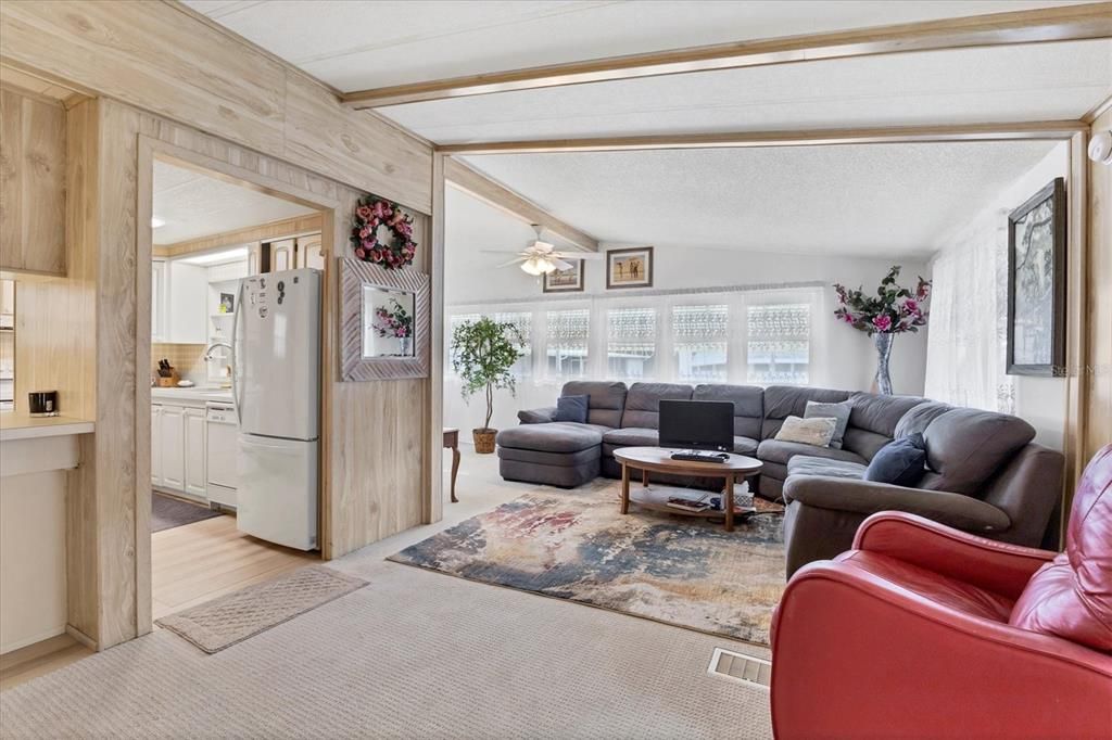 待售: $215,000 (2 贝兹, 2 浴室, 1056 平方英尺)