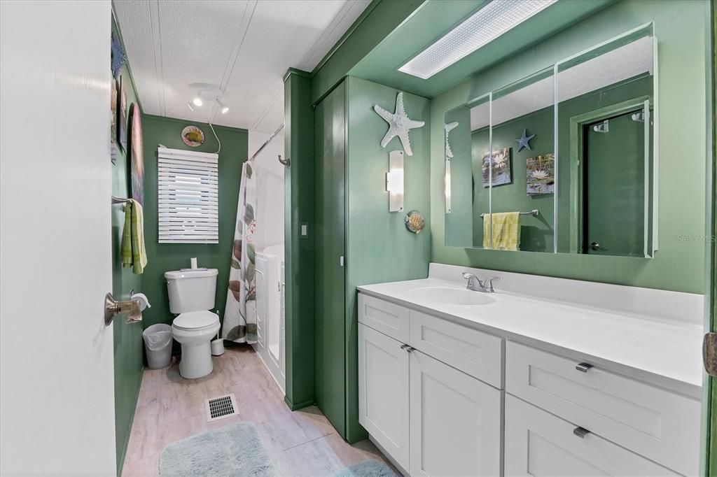 待售: $215,000 (2 贝兹, 2 浴室, 1056 平方英尺)