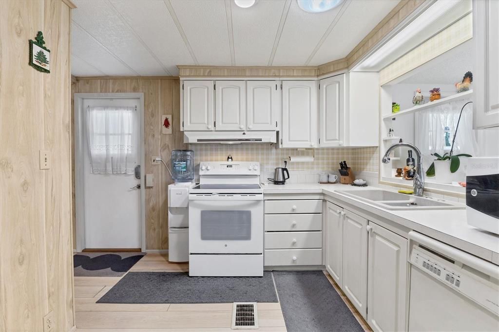 待售: $215,000 (2 贝兹, 2 浴室, 1056 平方英尺)