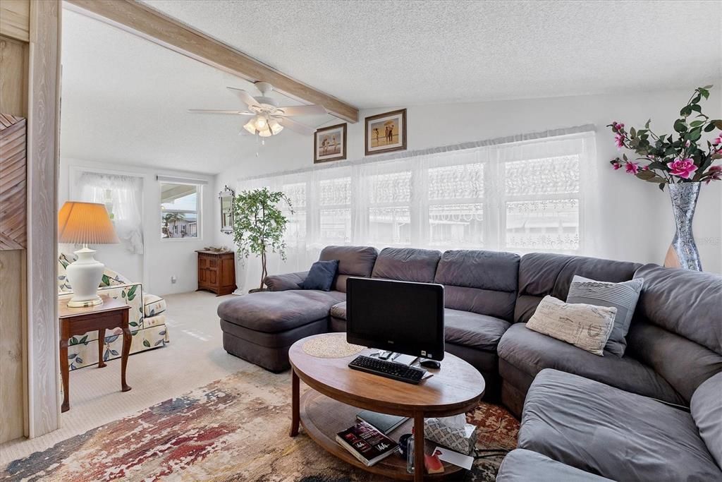 待售: $215,000 (2 贝兹, 2 浴室, 1056 平方英尺)