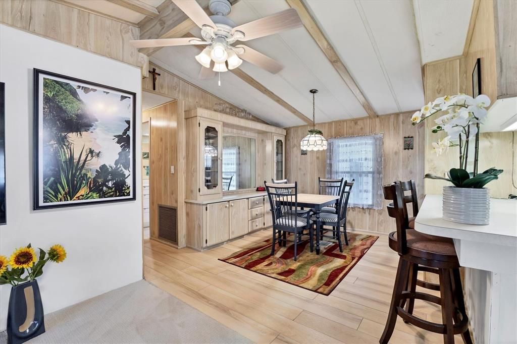 待售: $215,000 (2 贝兹, 2 浴室, 1056 平方英尺)