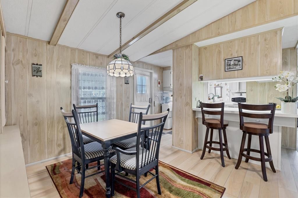 待售: $215,000 (2 贝兹, 2 浴室, 1056 平方英尺)