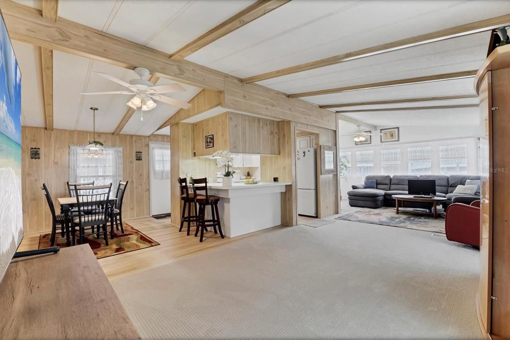 待售: $215,000 (2 贝兹, 2 浴室, 1056 平方英尺)