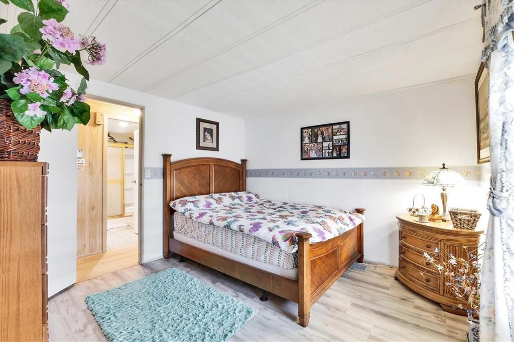 待售: $215,000 (2 贝兹, 2 浴室, 1056 平方英尺)