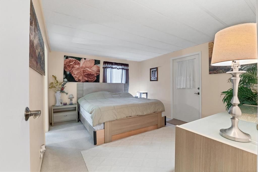 待售: $215,000 (2 贝兹, 2 浴室, 1056 平方英尺)