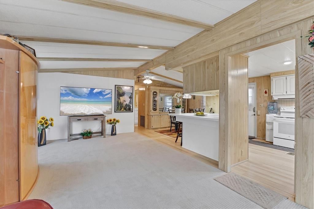 待售: $215,000 (2 贝兹, 2 浴室, 1056 平方英尺)