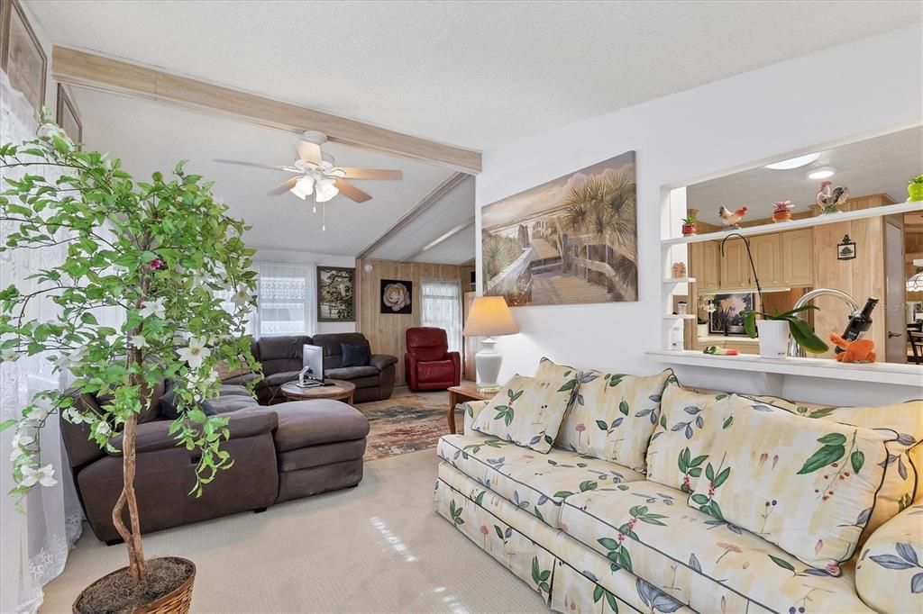 待售: $215,000 (2 贝兹, 2 浴室, 1056 平方英尺)