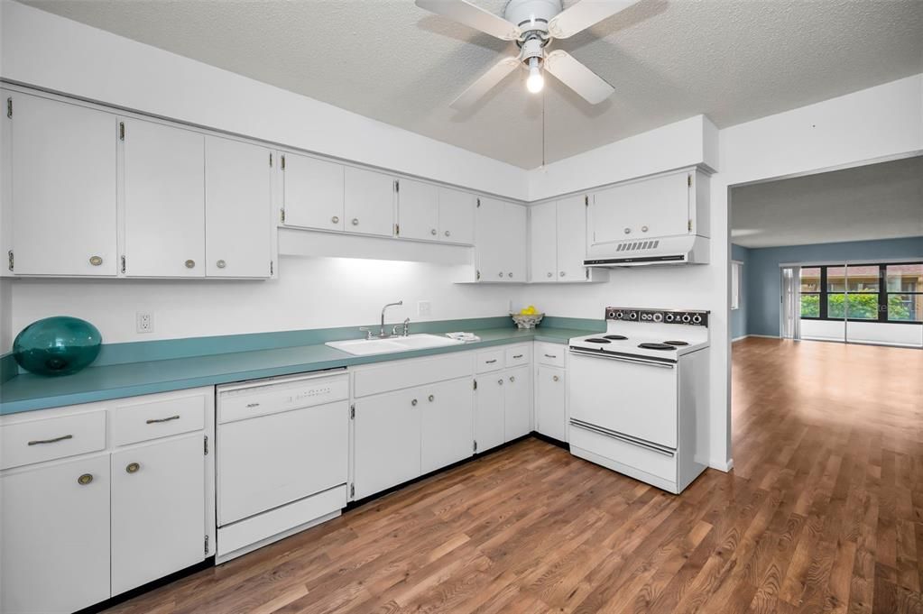 待售: $139,000 (2 贝兹, 2 浴室, 1144 平方英尺)