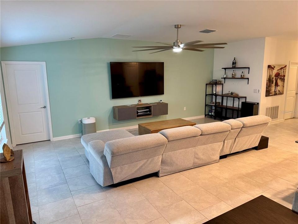 For Sale: $399,900 (4 beds, 2 baths, 1940 Square Feet)