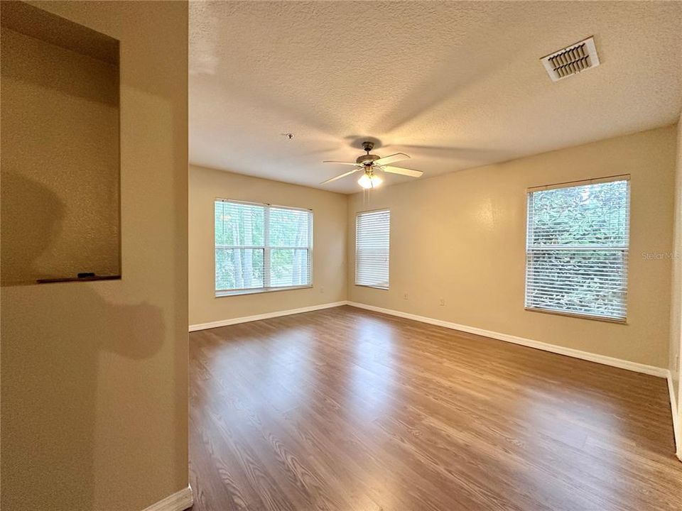 For Rent: $2,050 (3 beds, 2 baths, 1806 Square Feet)