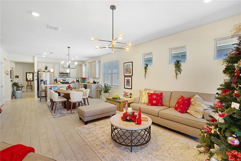 For Sale: $355,000 (3 beds, 2 baths, 1559 Square Feet)