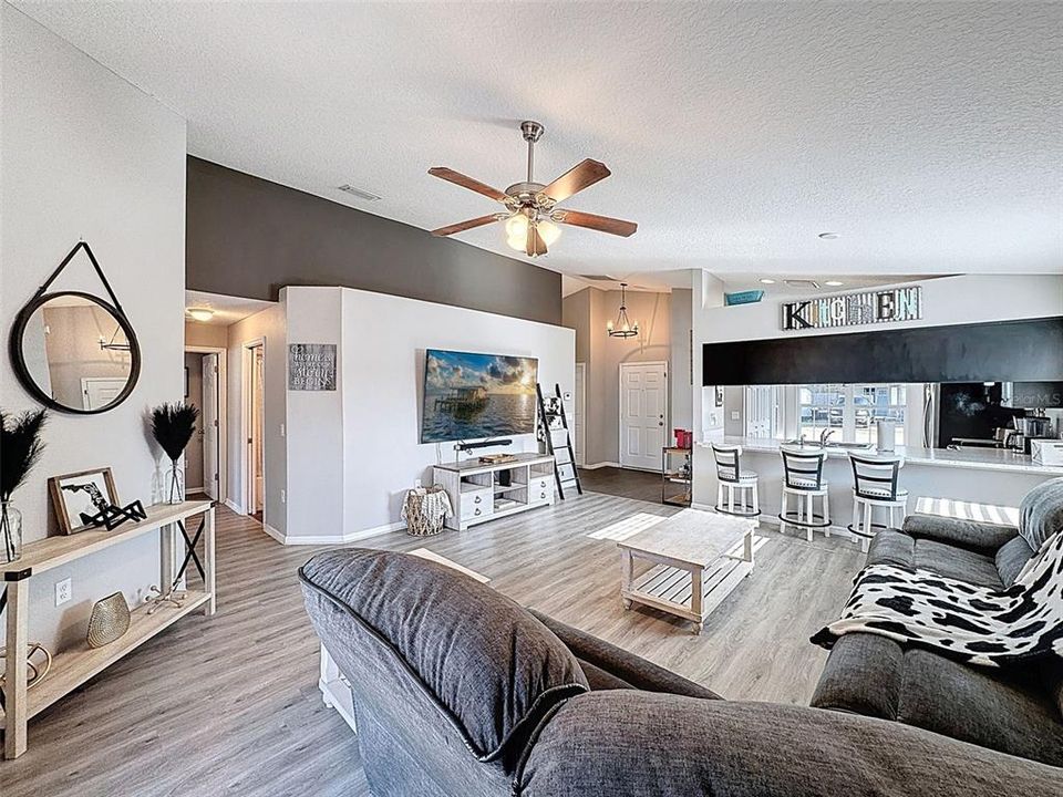 En Venta: $335,000 (3 camas, 2 baños, 1413 Pies cuadrados)