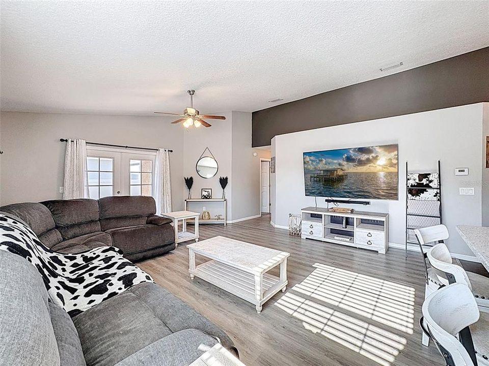 En Venta: $335,000 (3 camas, 2 baños, 1413 Pies cuadrados)