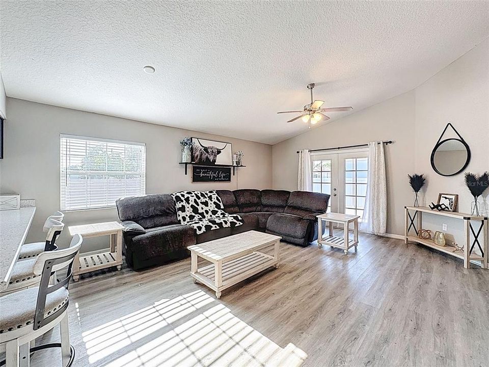 En Venta: $335,000 (3 camas, 2 baños, 1413 Pies cuadrados)