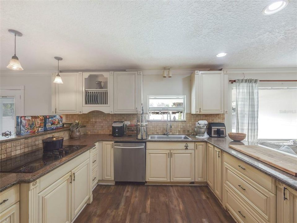 На продажу: $515,000 (4 спален, 2 ванн, 2036 Квадратных фут)