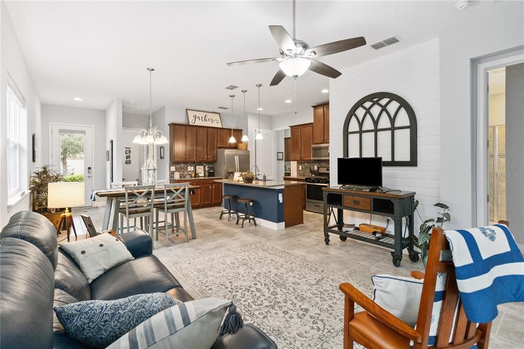 For Sale: $300,000 (2 beds, 2 baths, 1351 Square Feet)